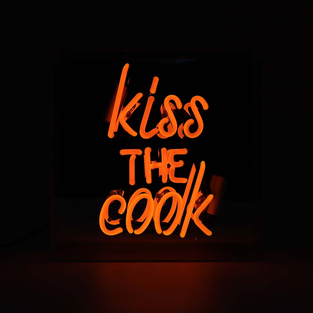 Glazen Neon Sign Kiss the Cook - Kavel 84