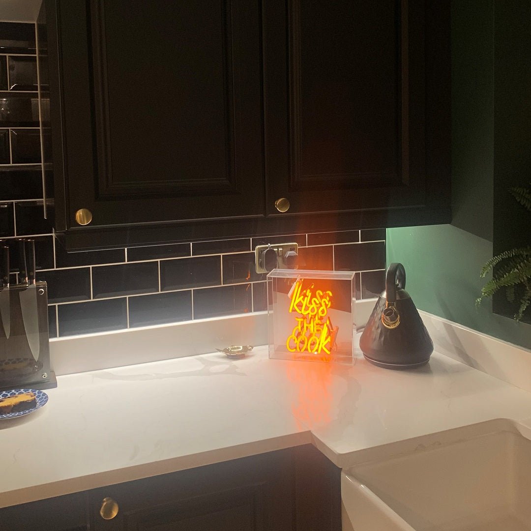 Glazen Neon Sign Kiss the Cook - Kavel 84