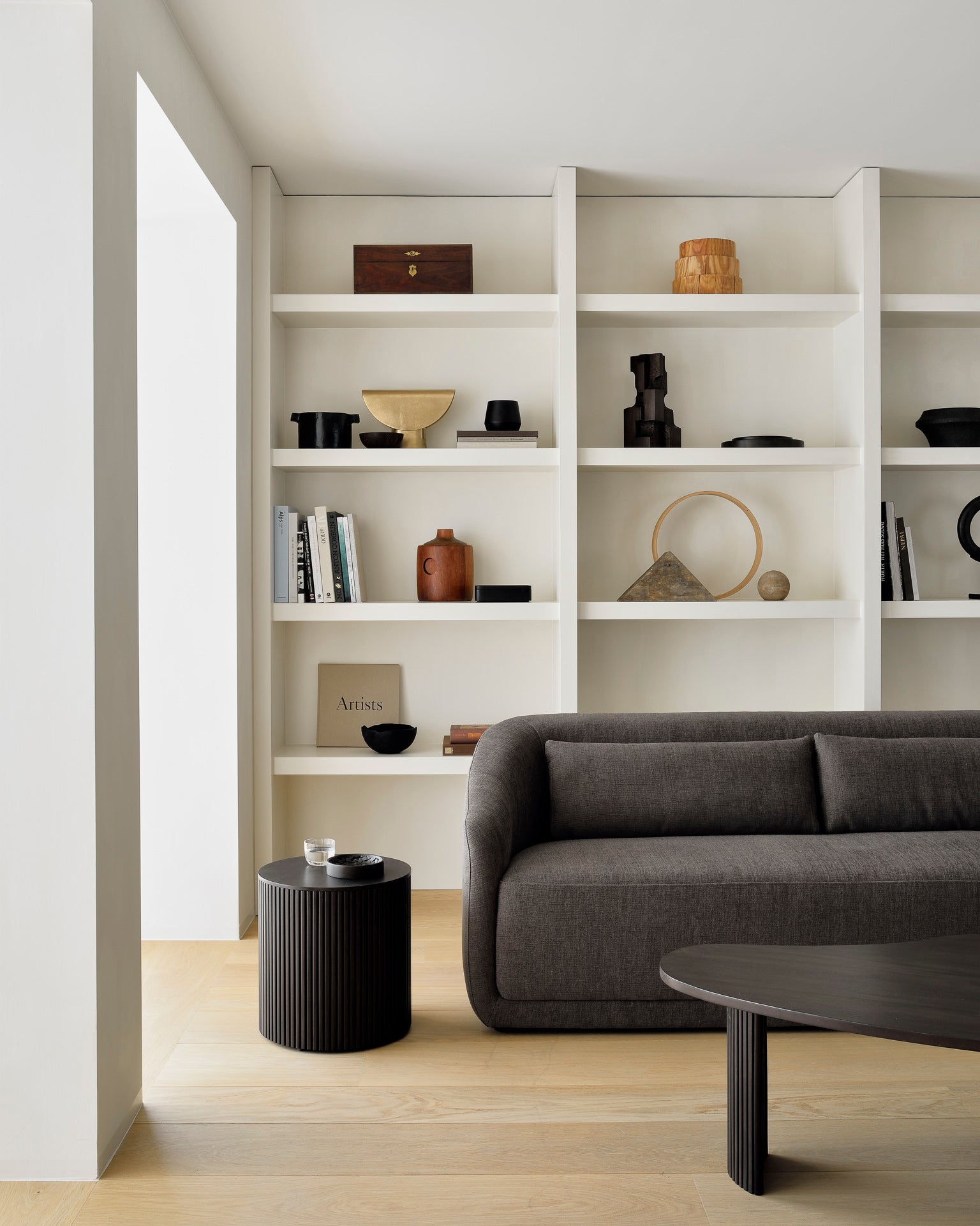 ethnicraft roller max bijzettafel rond sfeerbeeld