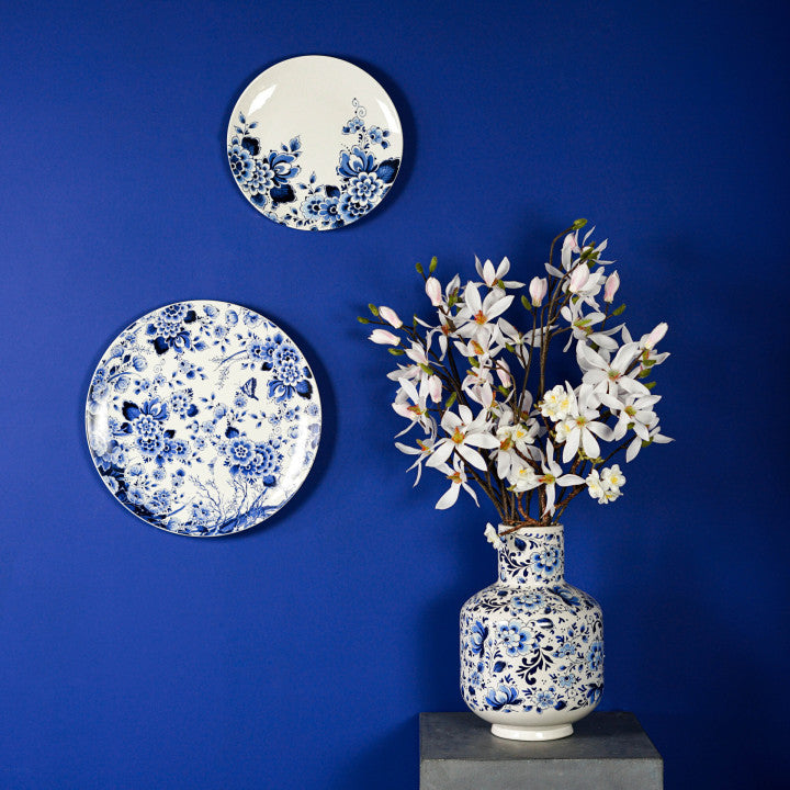 heinen delfts blauw wandbord bloementuin sfeerbeeld