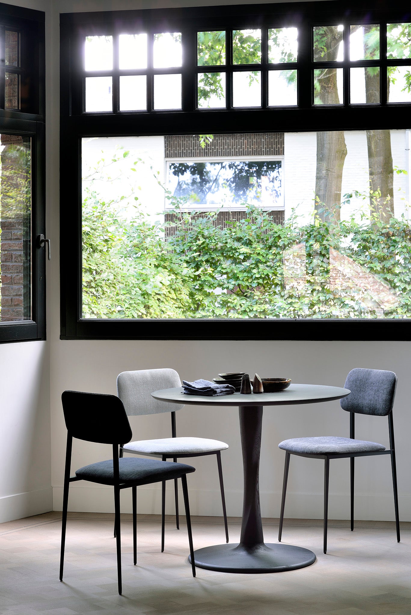 Ethnicraft Eettafel Torsion zwart