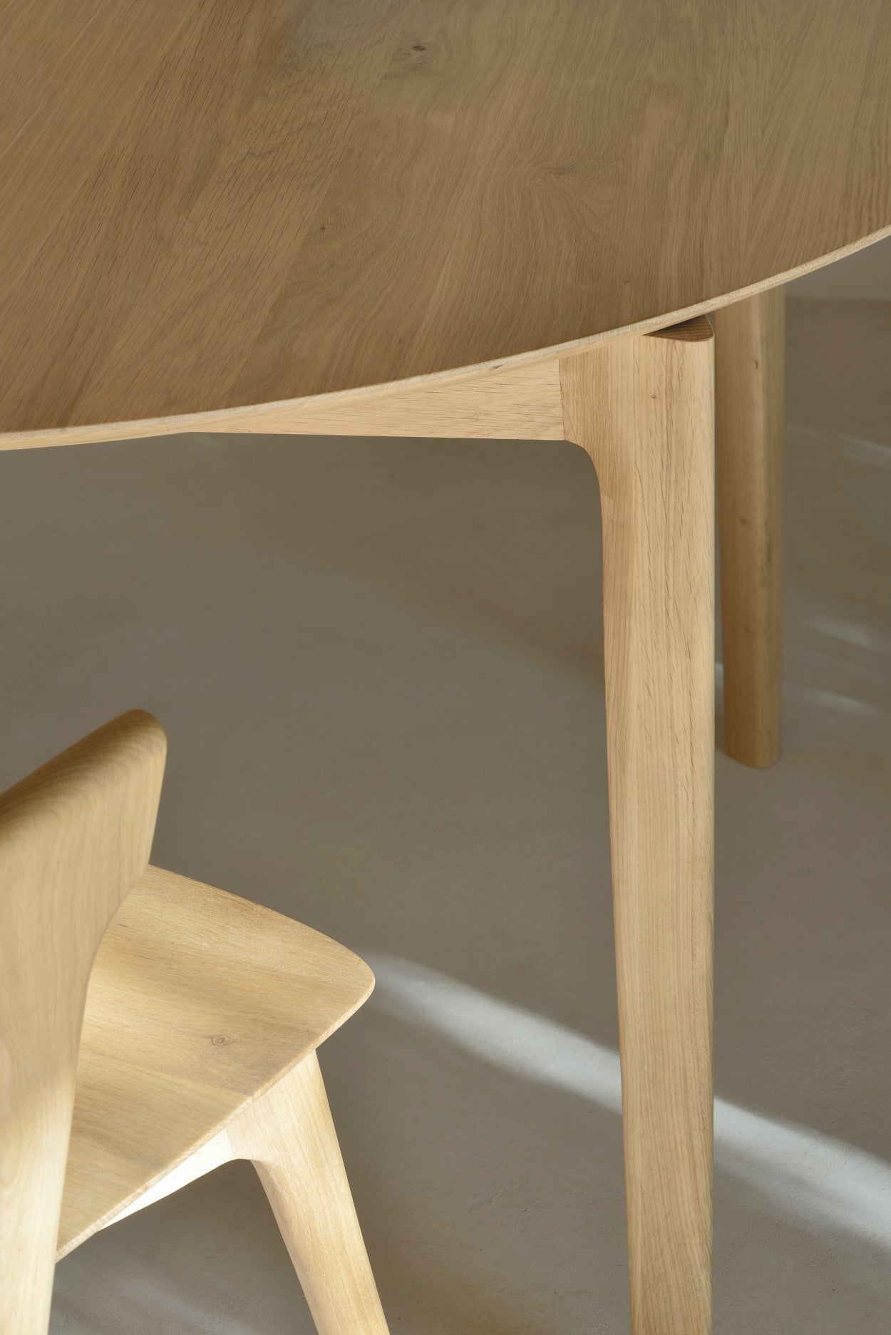 Ethnicraft Eettafel Bok rond/ovaal