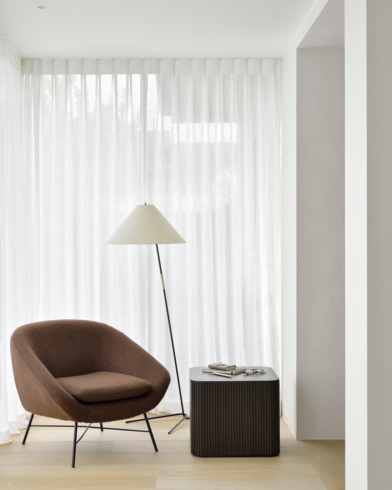 Ethnicraft Barrow loungestoel copper sfeerbeeld.