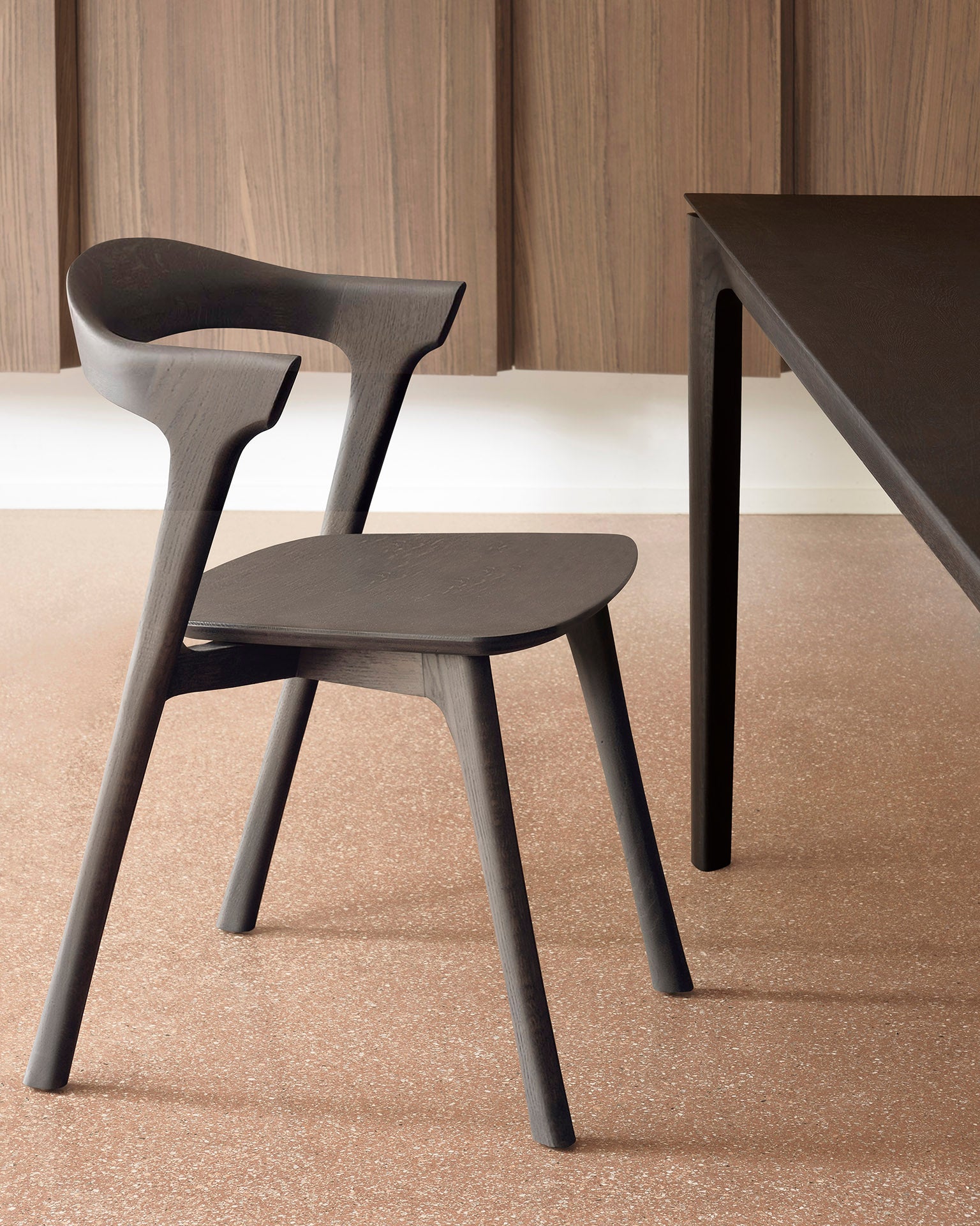 Ethnicraft bok Eetkamerstoel bruin eikenhout sfeerbeeld