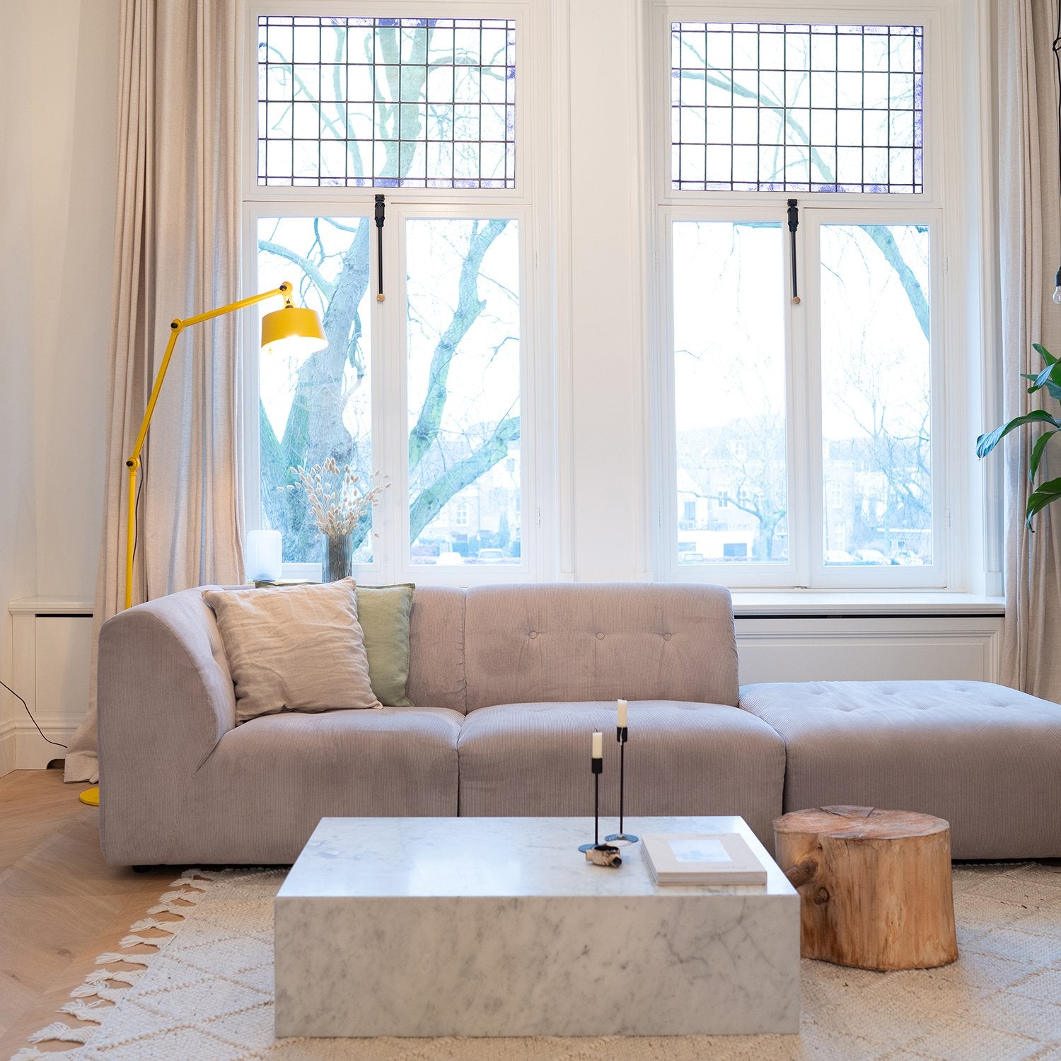 Sfeerbeeld van de Tonone Bolt Floor Long 2 arm vloerlamp in de kleur sunny yellow.