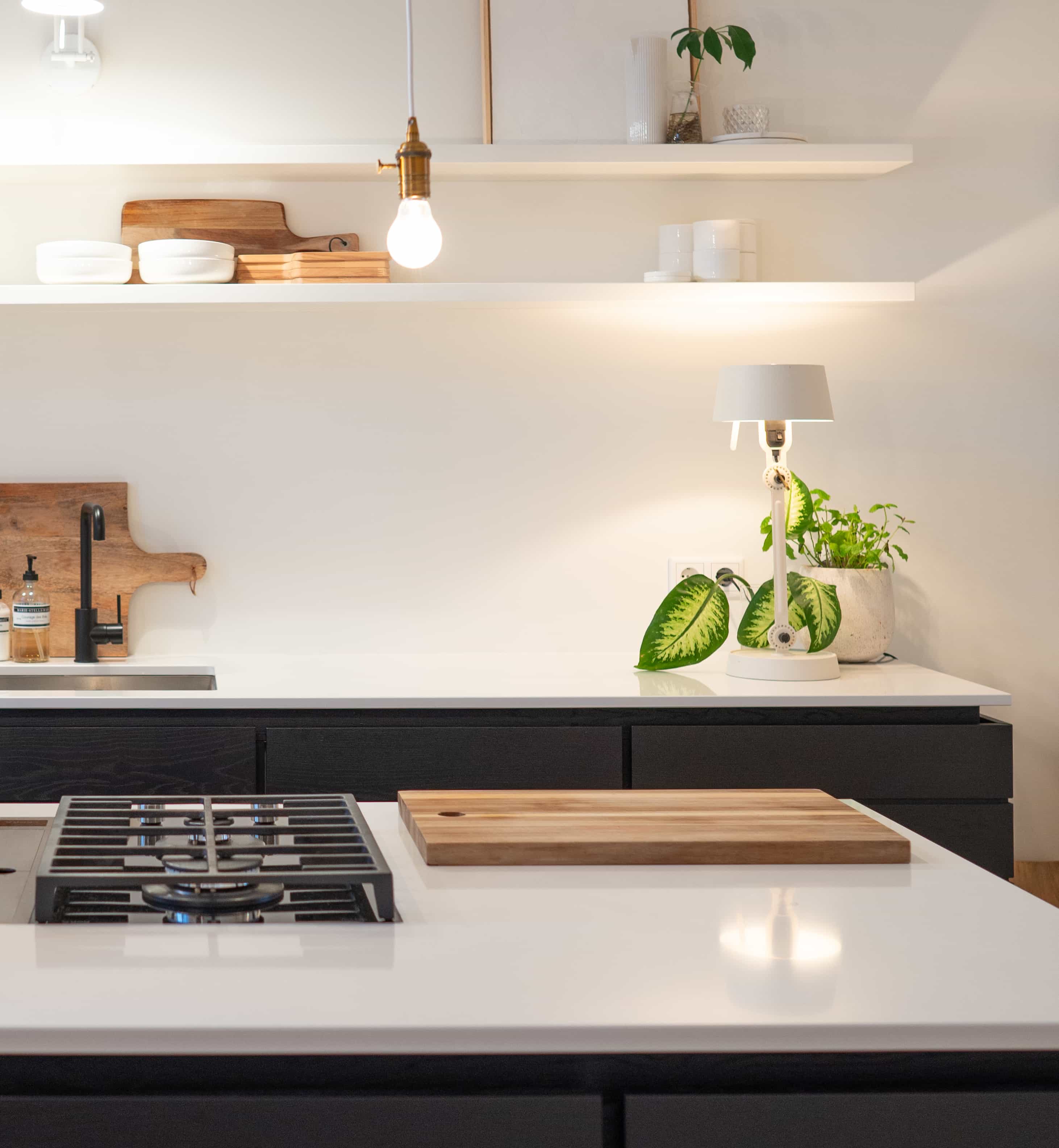 Sfeerbeeld 2 van de Tonone Bolt Table Small tafellamp in de kleur pure white.