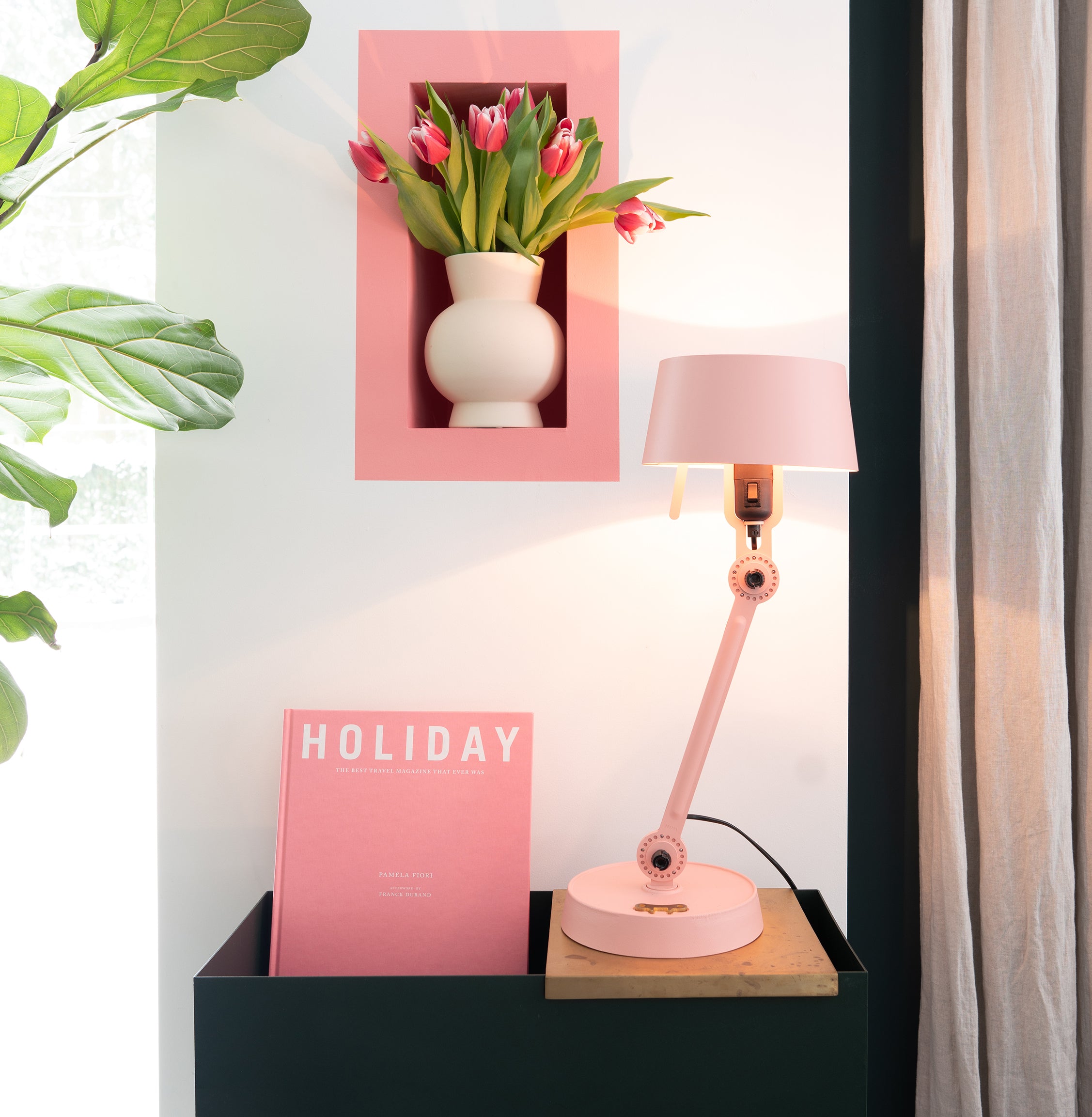 Sfeerbeeld van de Tonone Bolt Table Small tafellamp in de kleur daybreak rose.