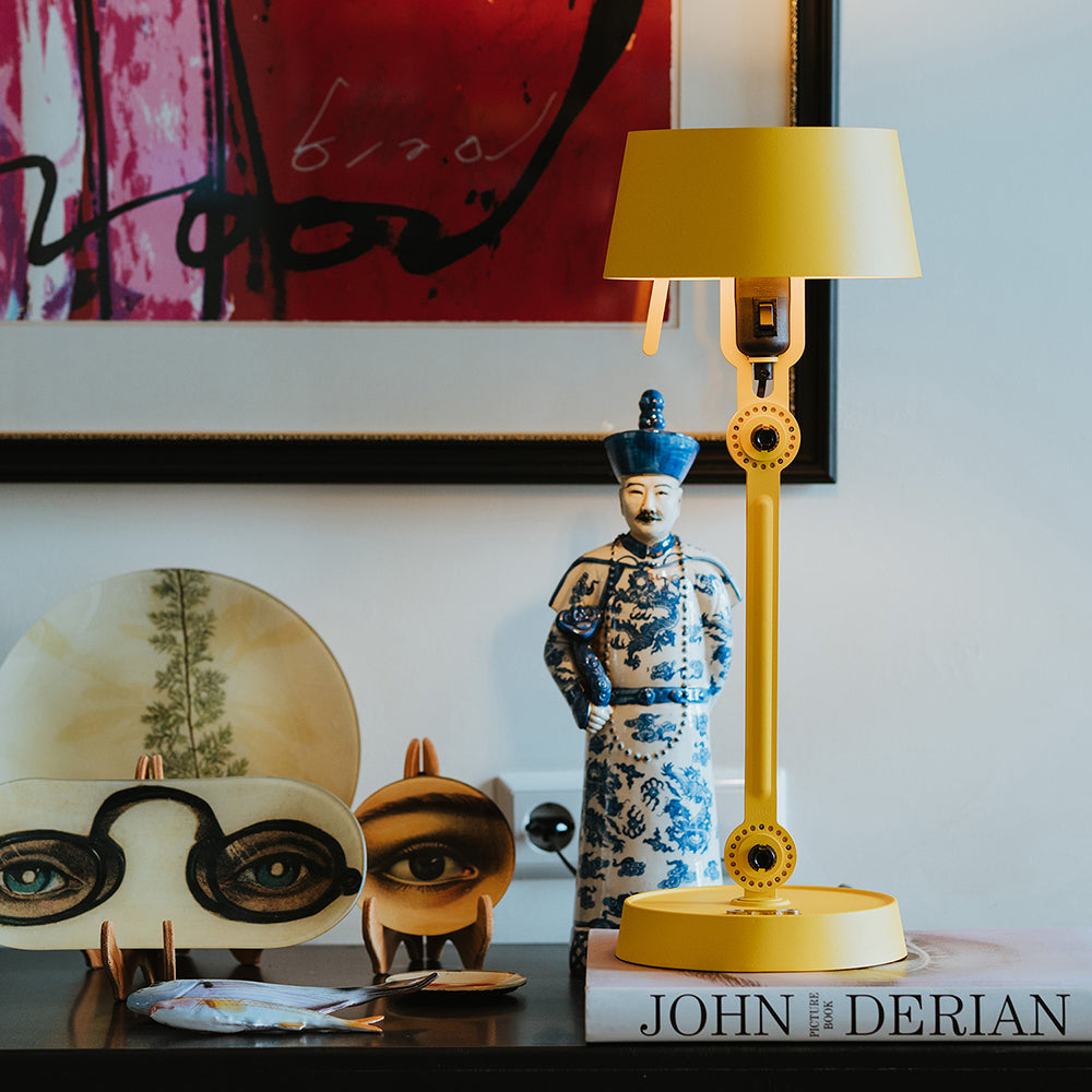 Sfeerbeeld van de Tonone Bolt Table Small tafellamp in de kleur sunny yellow.