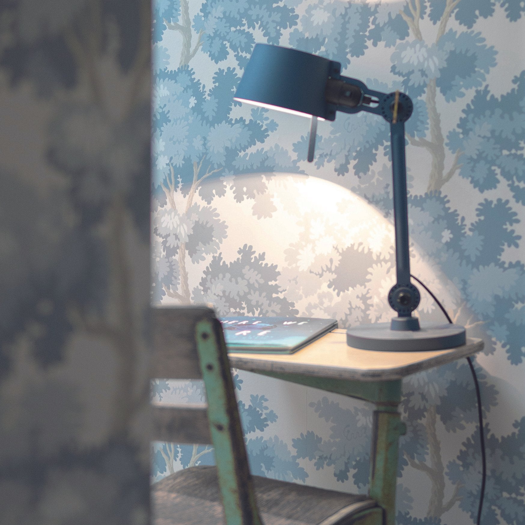 Sfeerbeeld van de Tonone Bolt Desk 1 arm foot small bureaulamp in de kleur thunder blue.