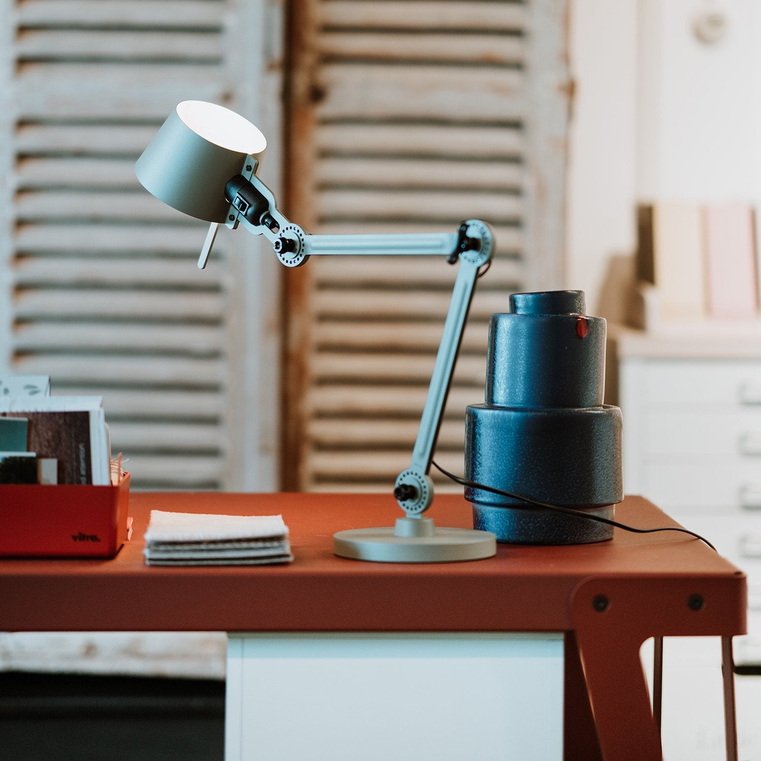 Sfeerbeeld van de Tonone Bolt Desk 2 arm foot small bureaulamp in de kleur flux green.
