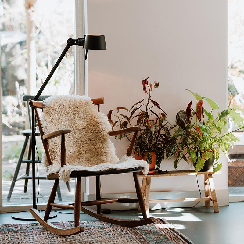 Sfeerbeeld van de Tonone Bolt Floor 1 arm vloerlamp in de kleur smokey black.