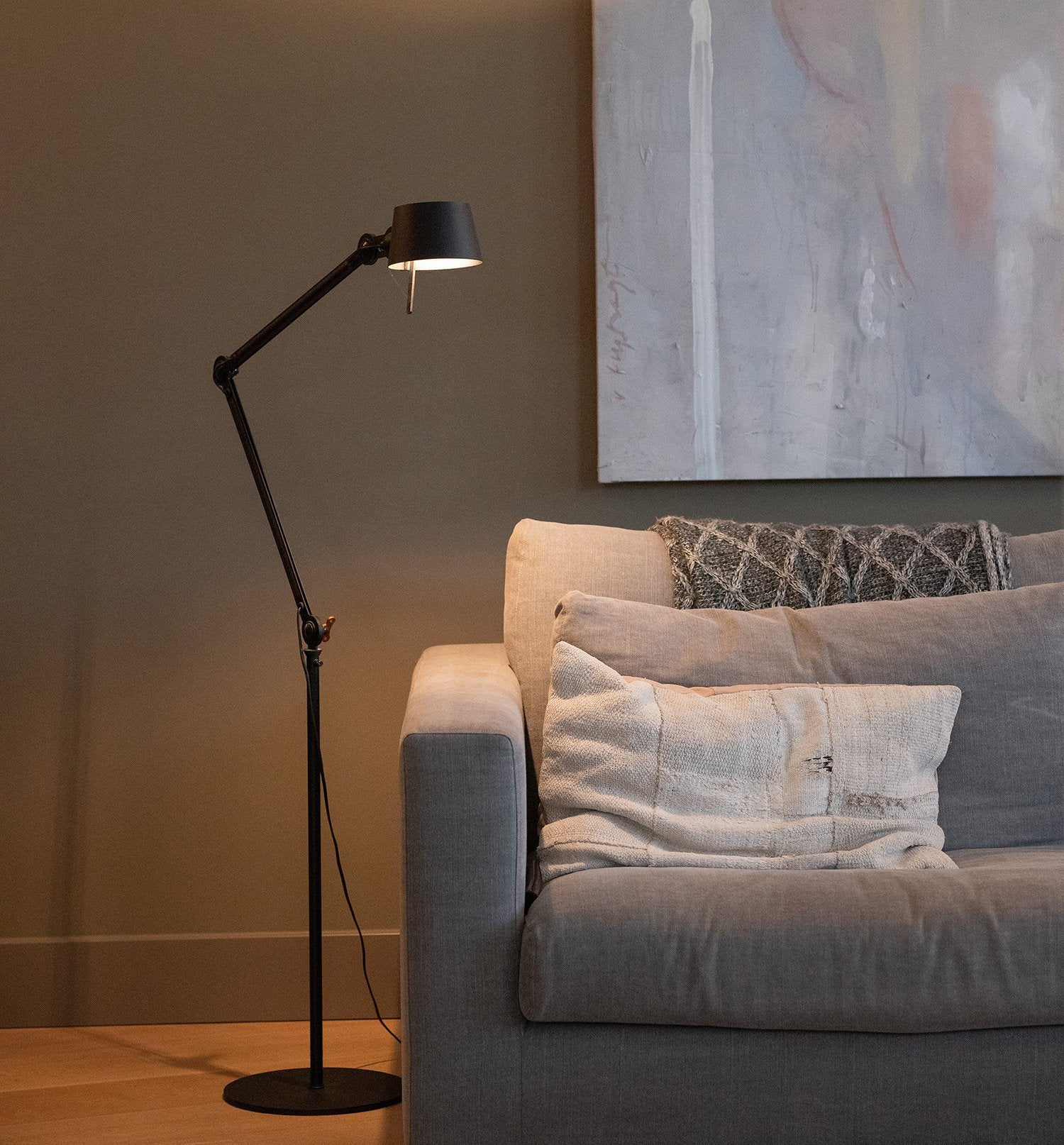 Sfeerbeeld van de Tonone Bolt Floor 2 arm vloerlamp in de kleur smokey black.