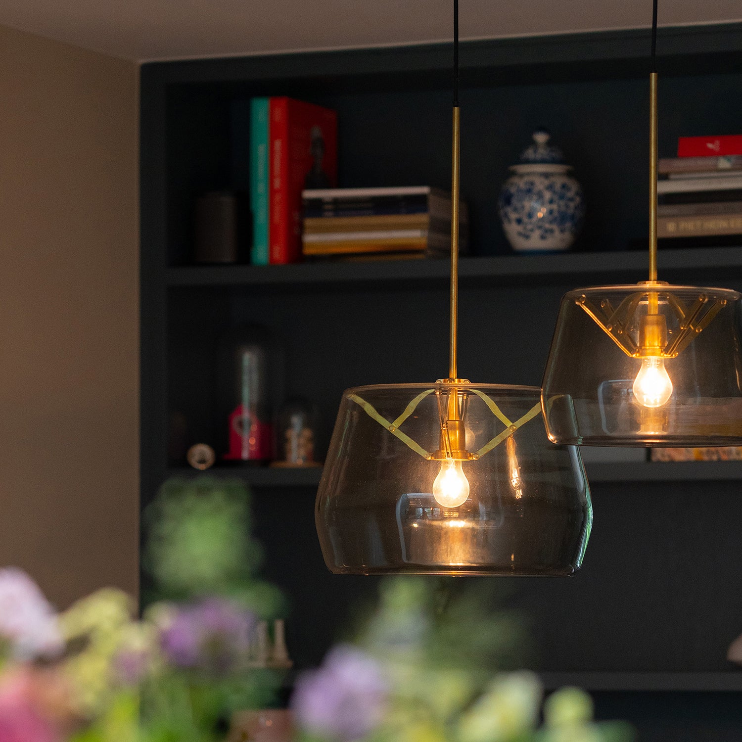 Sfeerbeeld van de Tonone Atlas hanglamp in de kleur neutral grey.