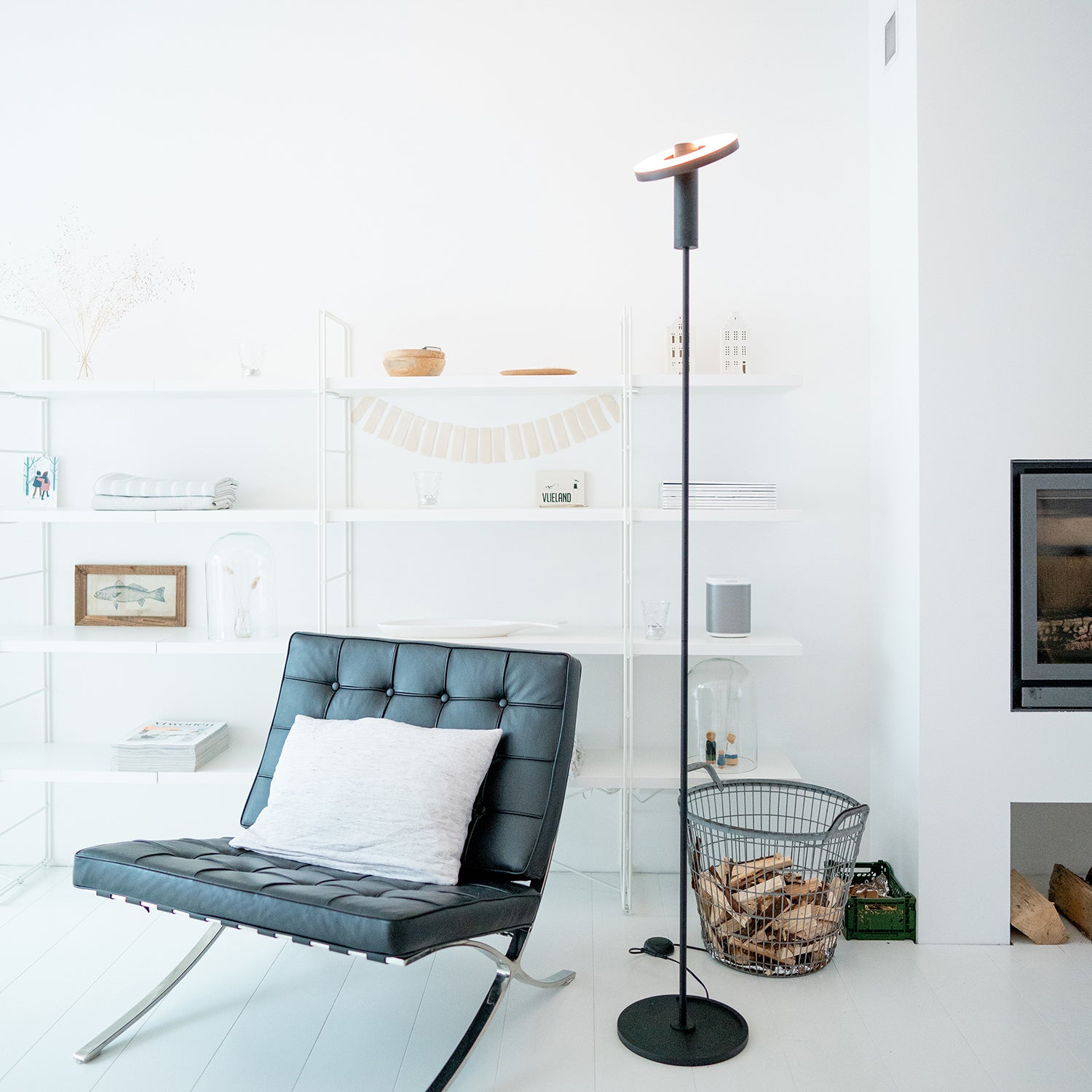 Sfeerbeeld van de Tonone Beads Floor vloerlamp uplight in de kleur smokey black.