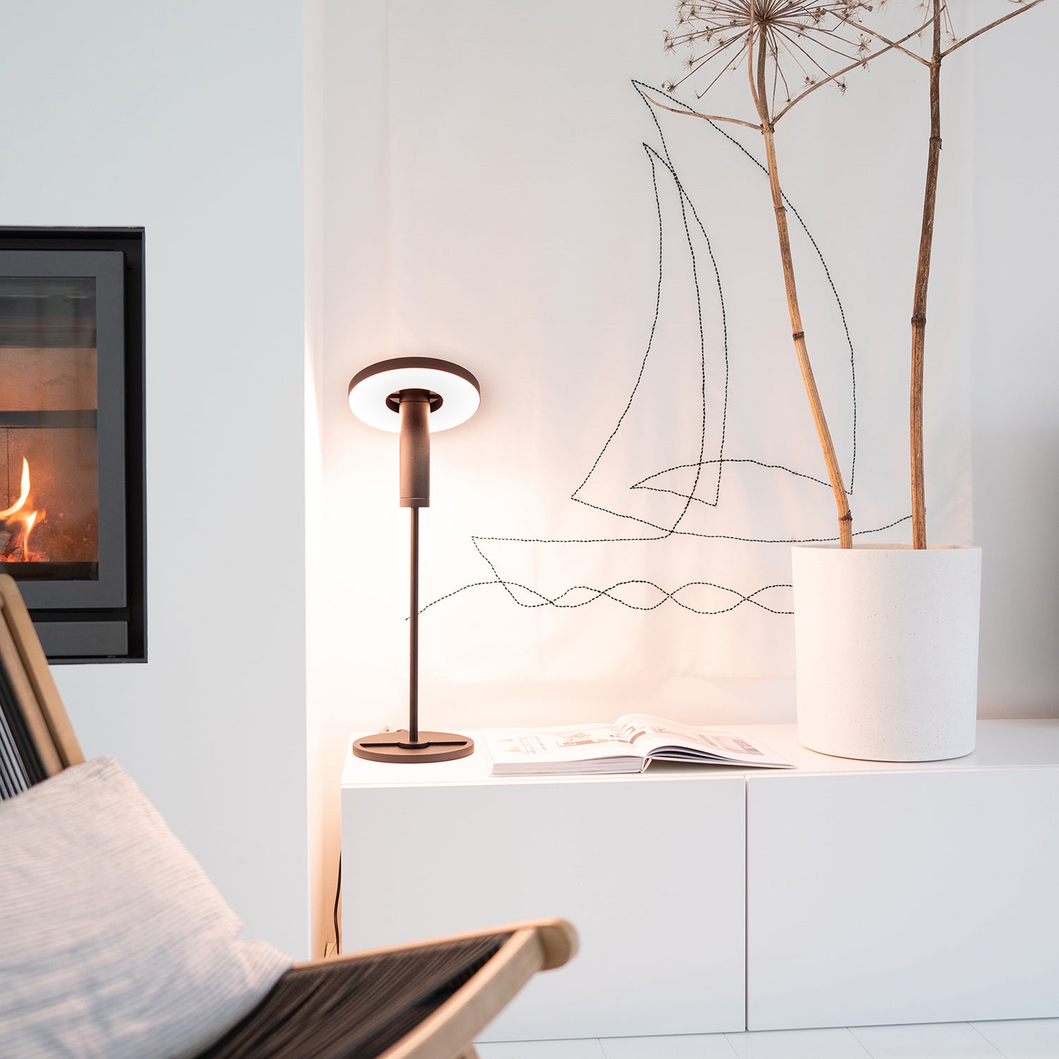 Sfeerbeeld van de Tonone Beads Table tafellamp downlight in de kleur smokey black.