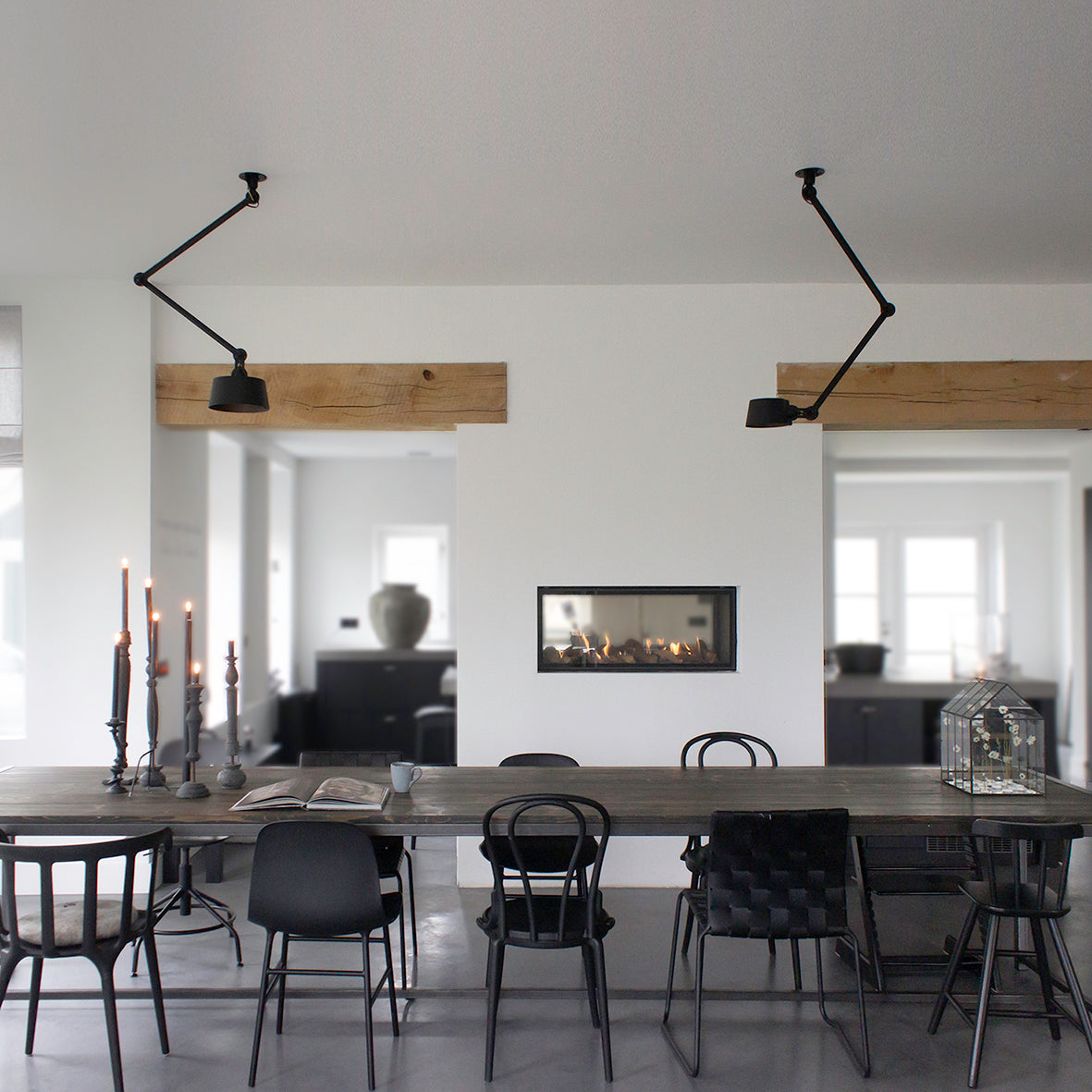 Sfeerbeeld van de Tonone Bolt Ceiling 2 arm Sidefit plafondlamp in de kleur smokey black.