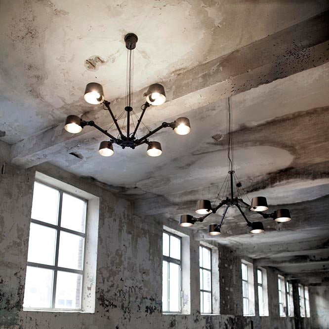 Sfeerbeeld van de Tonone Bolt Chandelier 6 arm hanglamp in de kleur smokey black.