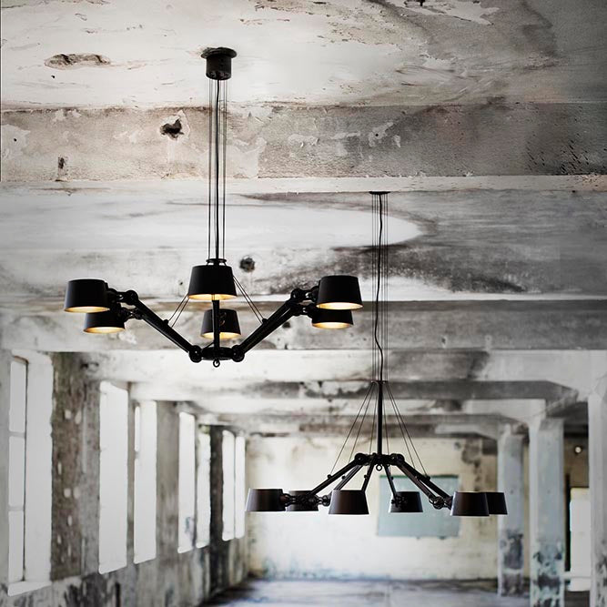 Sfeerbeeld 2 van de Tonone Bolt Chandelier 6 arm hanglamp in de kleur smokey black.