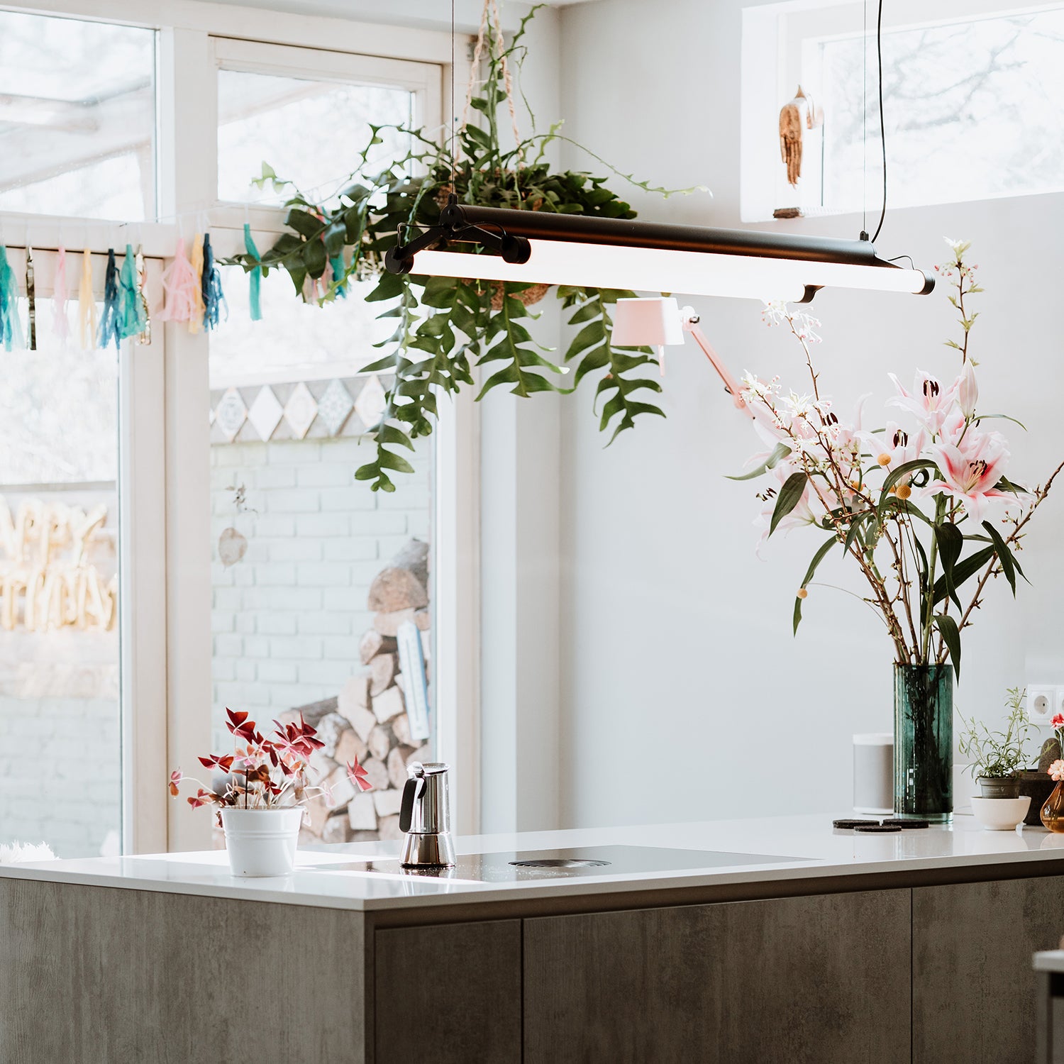 Sfeerbeeld van de Tonone Mr. Tubes LED Double hanglamp in de kleur smokey black.