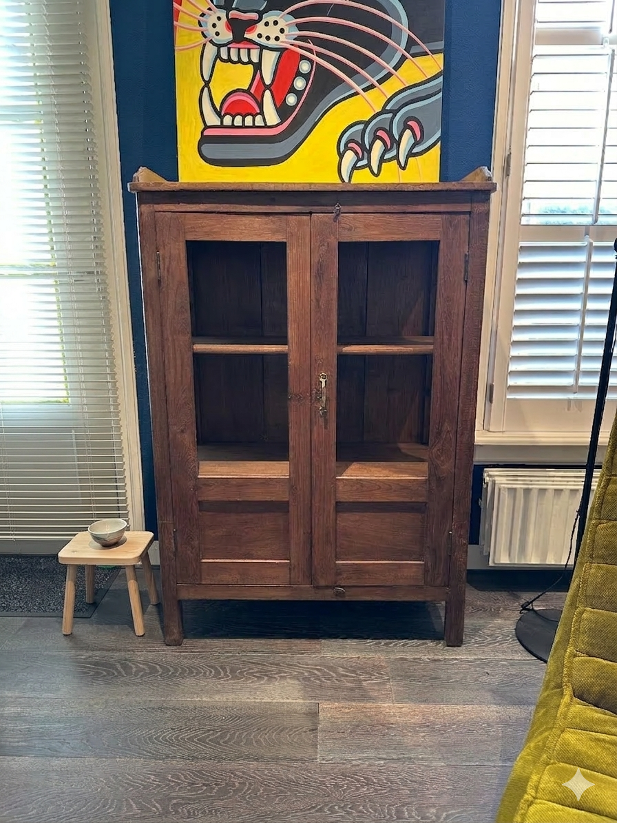 Authentiek houten vitrinekastje op hoge poten