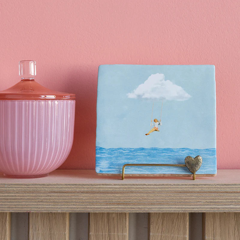 StoryTiles Headspace tegeltje in een golden holdie hart, op houten lambrisering