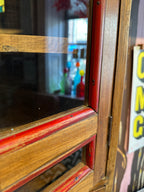 Teakhouten hangkastje met glas en lade