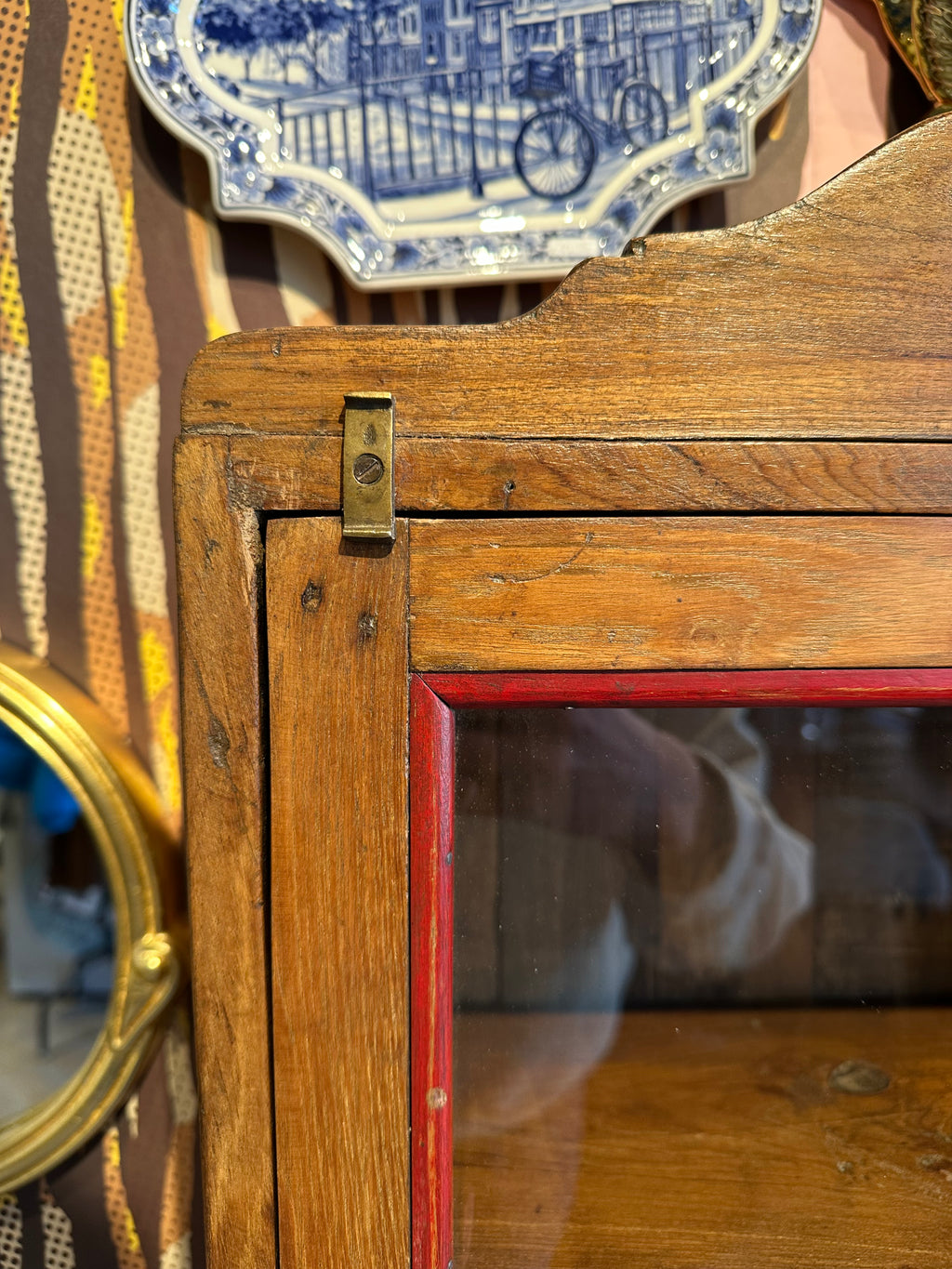 Teakhouten hangkastje met glas en lade