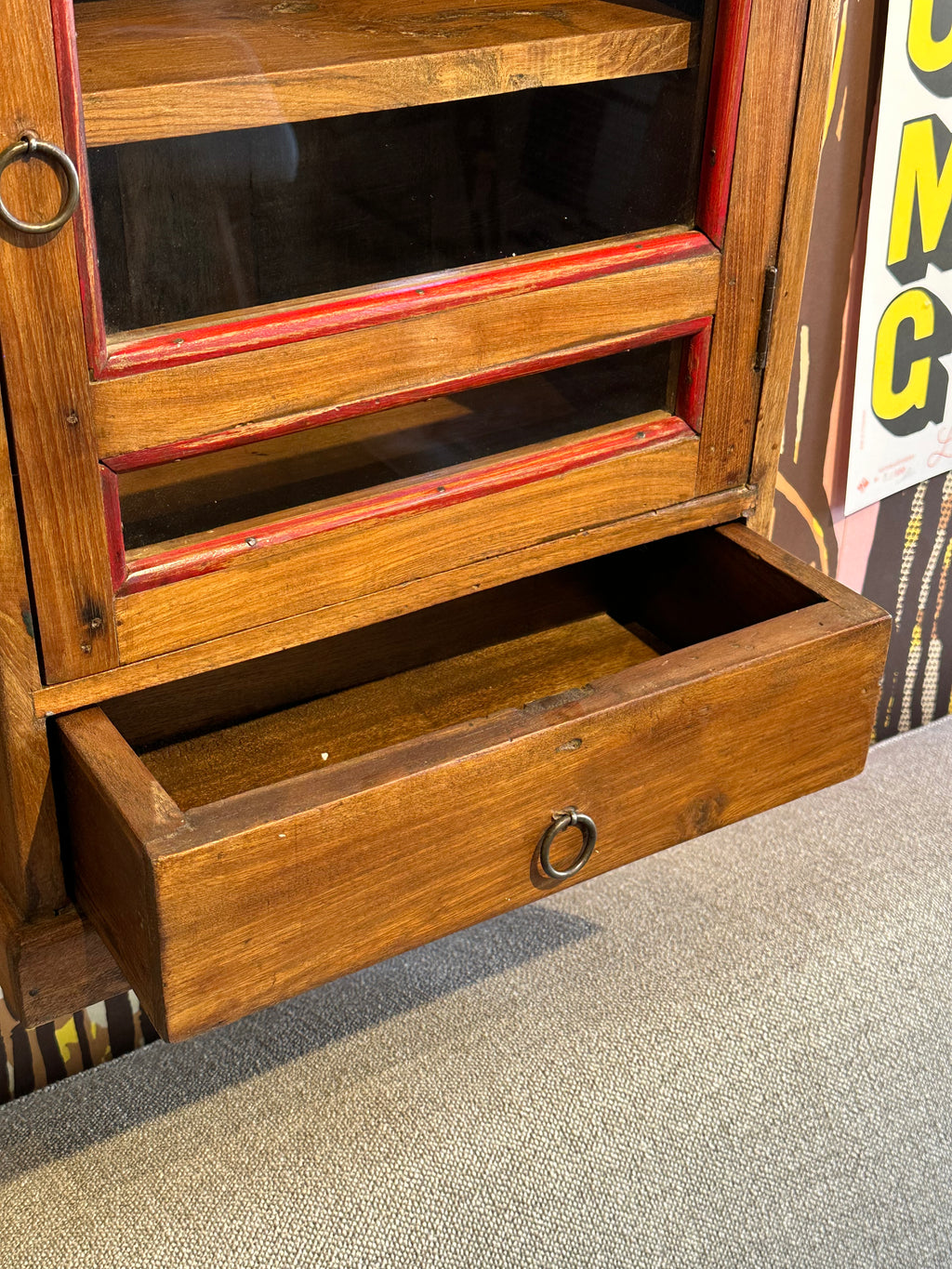 Teakhouten hangkastje met glas en lade