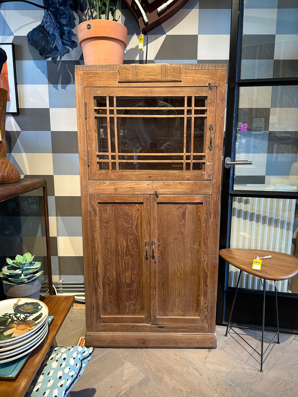 Houten vitrinekast met authentieke roedes