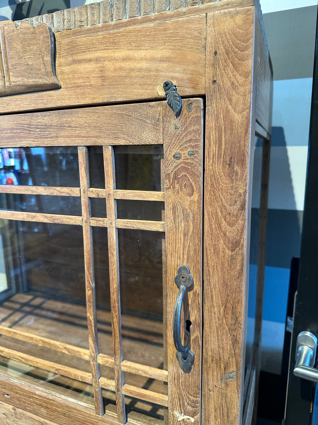 Houten vitrinekast met authentieke roedes