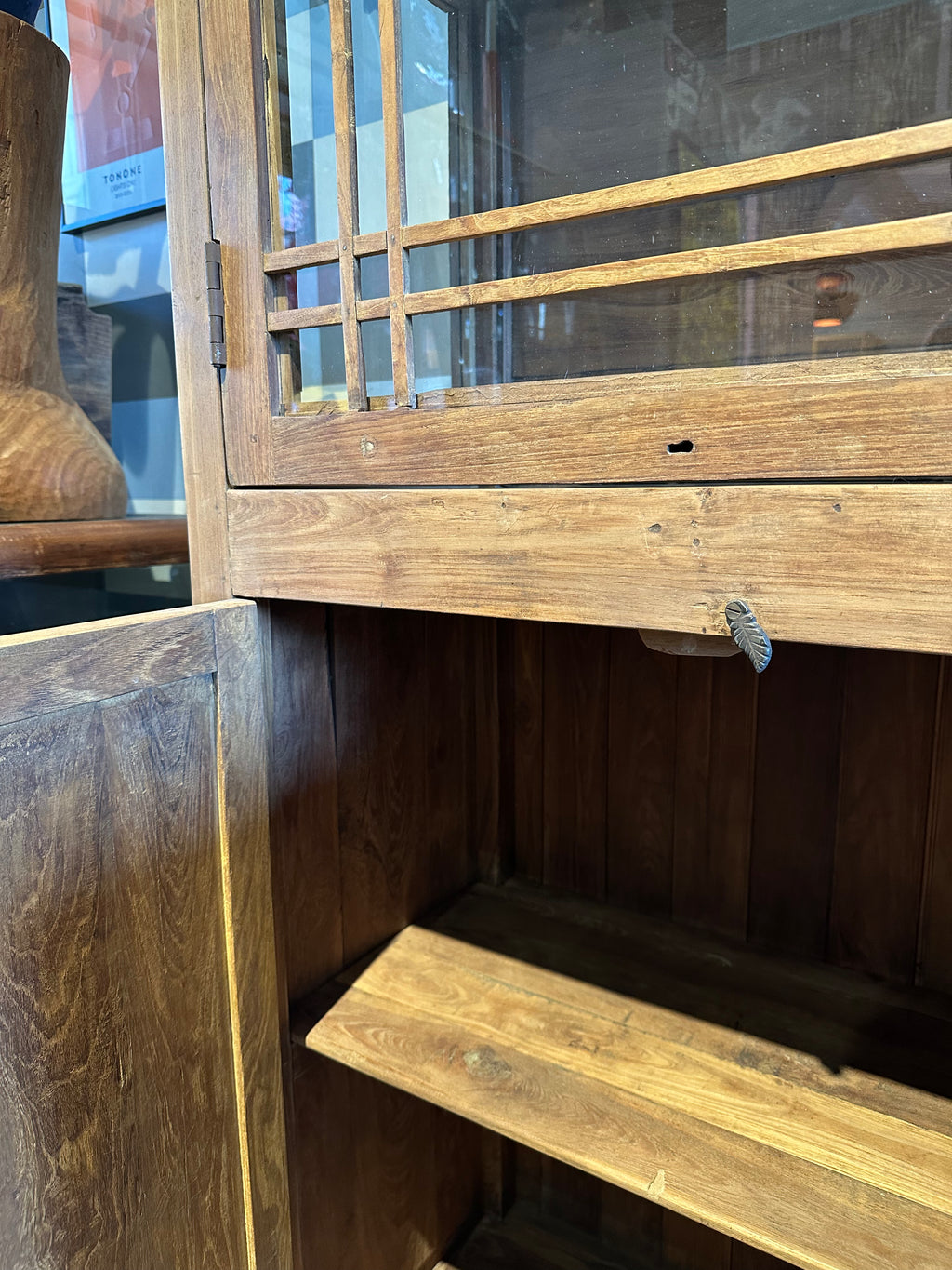 Houten vitrinekast met authentieke roedes