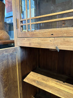 Houten vitrinekast met authentieke roedes