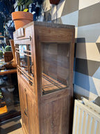 Houten vitrinekast met authentieke roedes