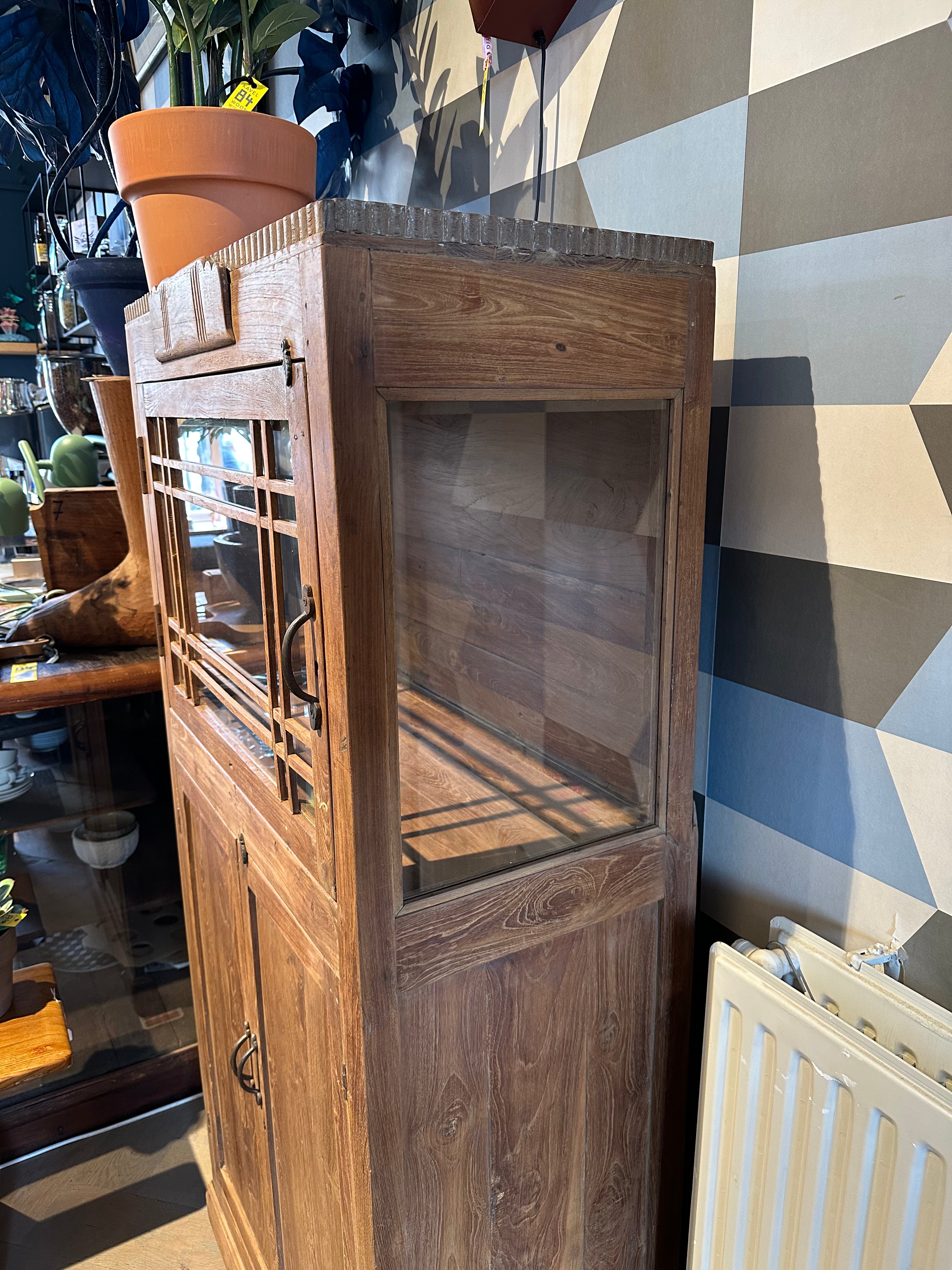 Houten vitrinekast met authentieke roedes