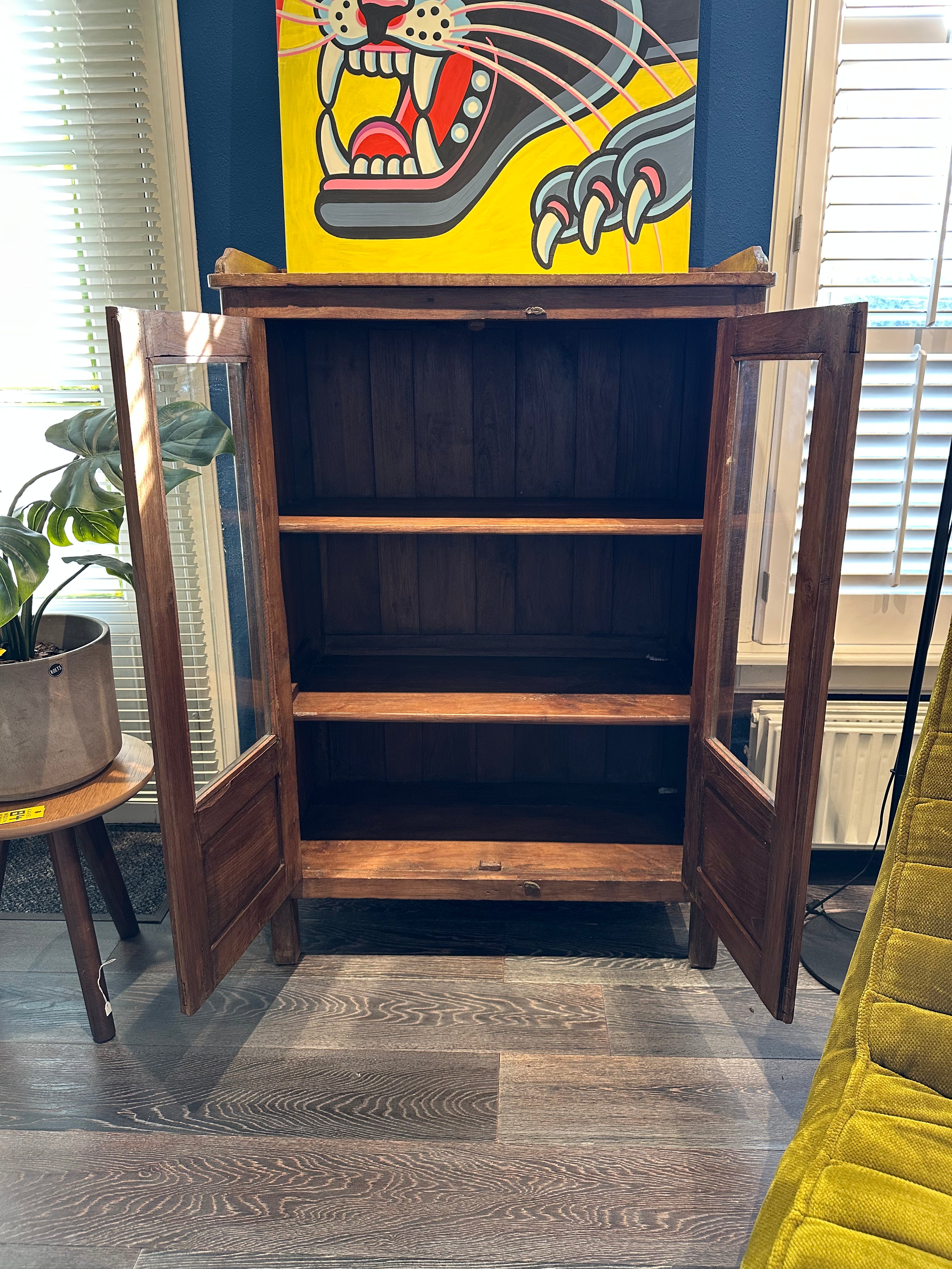 Authentiek houten vitrinekastje op hoge poten