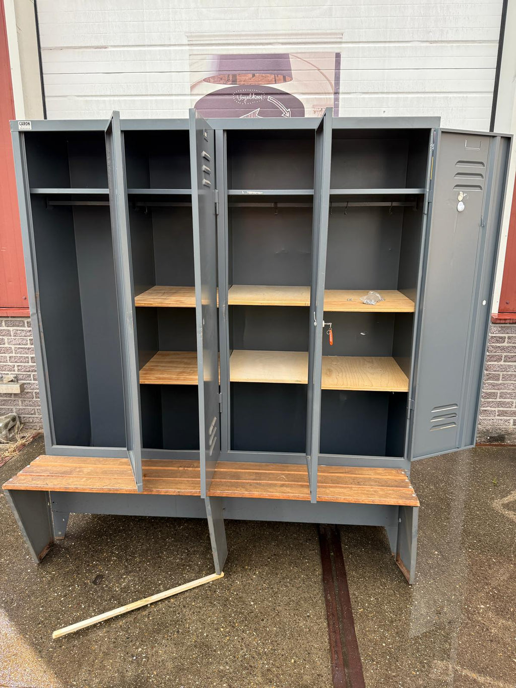 Grijze vintage lockerkast met bankje - Kavel 84