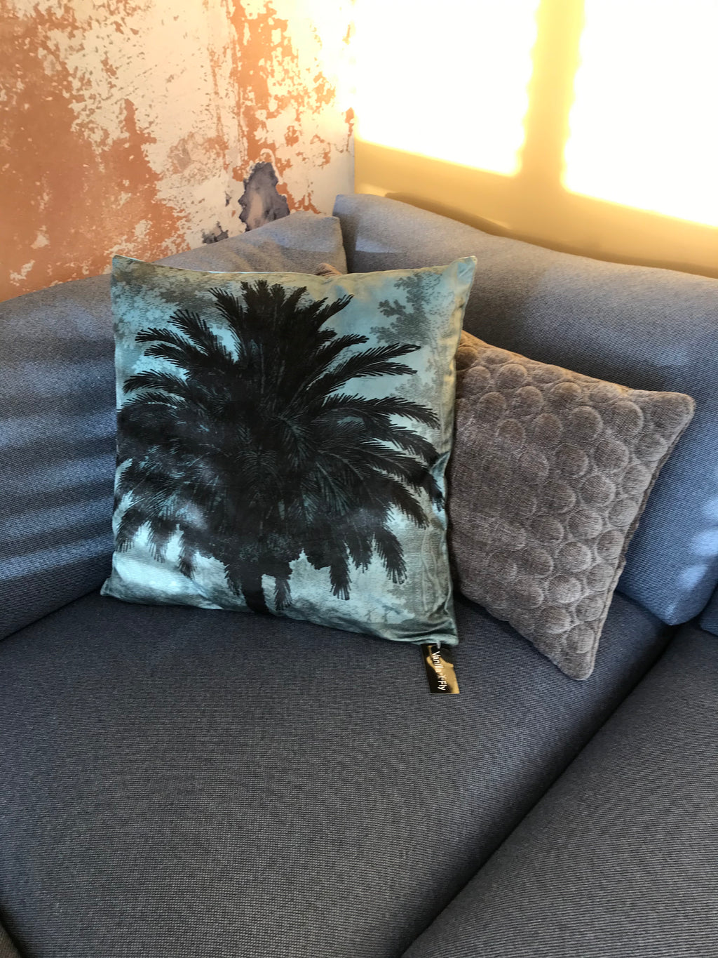 Velvet Blue Palm kussen