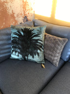 Velvet Blue Palm kussen