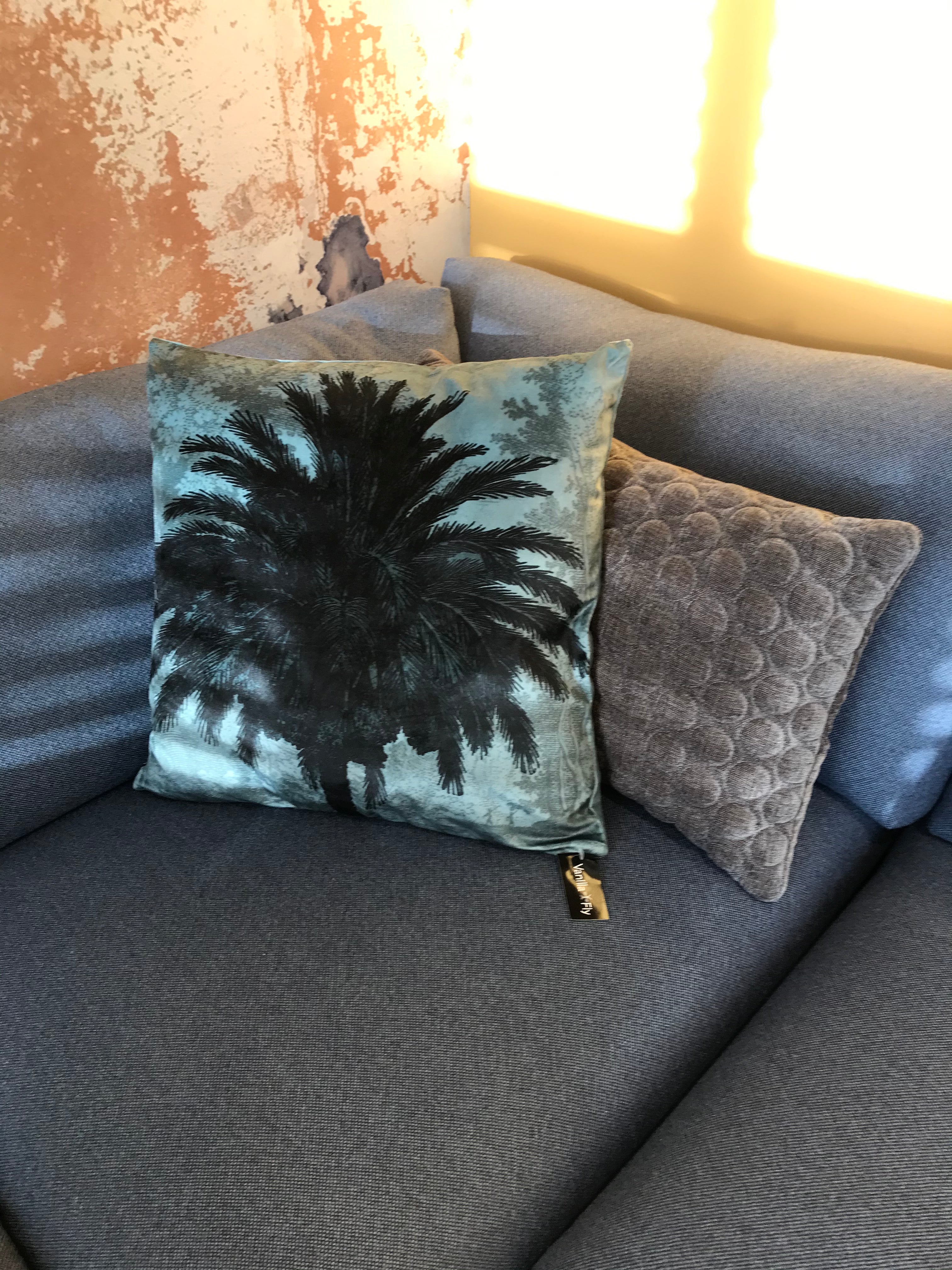 Velvet Blue Palm kussen