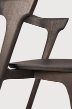 Ethnicraft bok Eetkamerstoel bruin eikenhout close-up