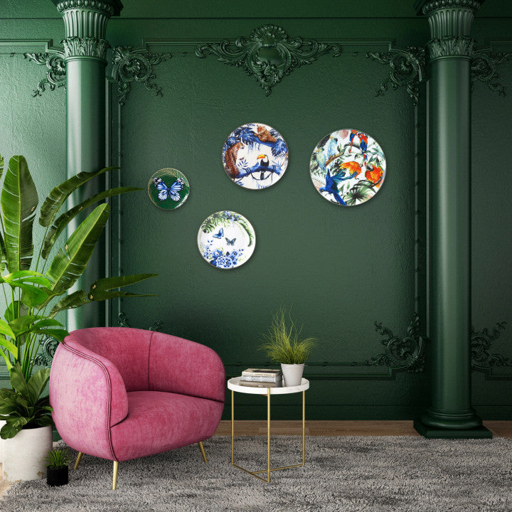 Heinen Delfts Blauw wandbord tropische vogels aan de muur