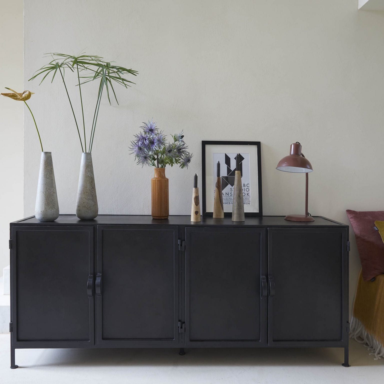 New Routz Dressoir Detroit Zwart sfeerbeeld.