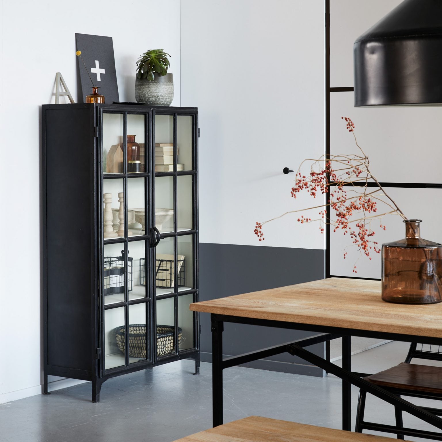 new routz meidenkast Glendale sfeerbeeld