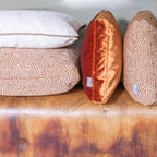 Sfeerbeeld van het Raaf sierkussen Chris in de kleur cognac.