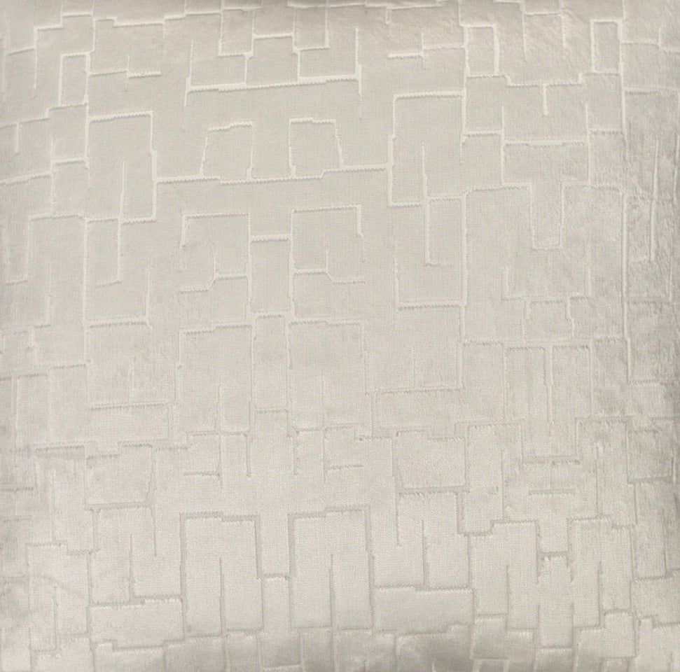 Close-up van het Raaf sierkussen Packman crème 50 x 50 centimeter.
