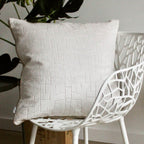 Sfeerbeeld van het Raaf sierkussen Packman crème 50 x 50 centimeter.