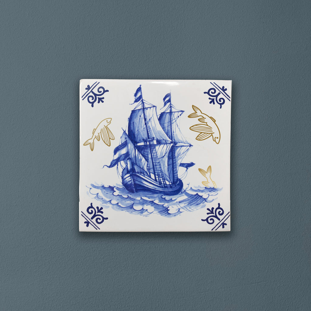 Royal Delft Goldie Tiles vliegende vissen achtergrond.