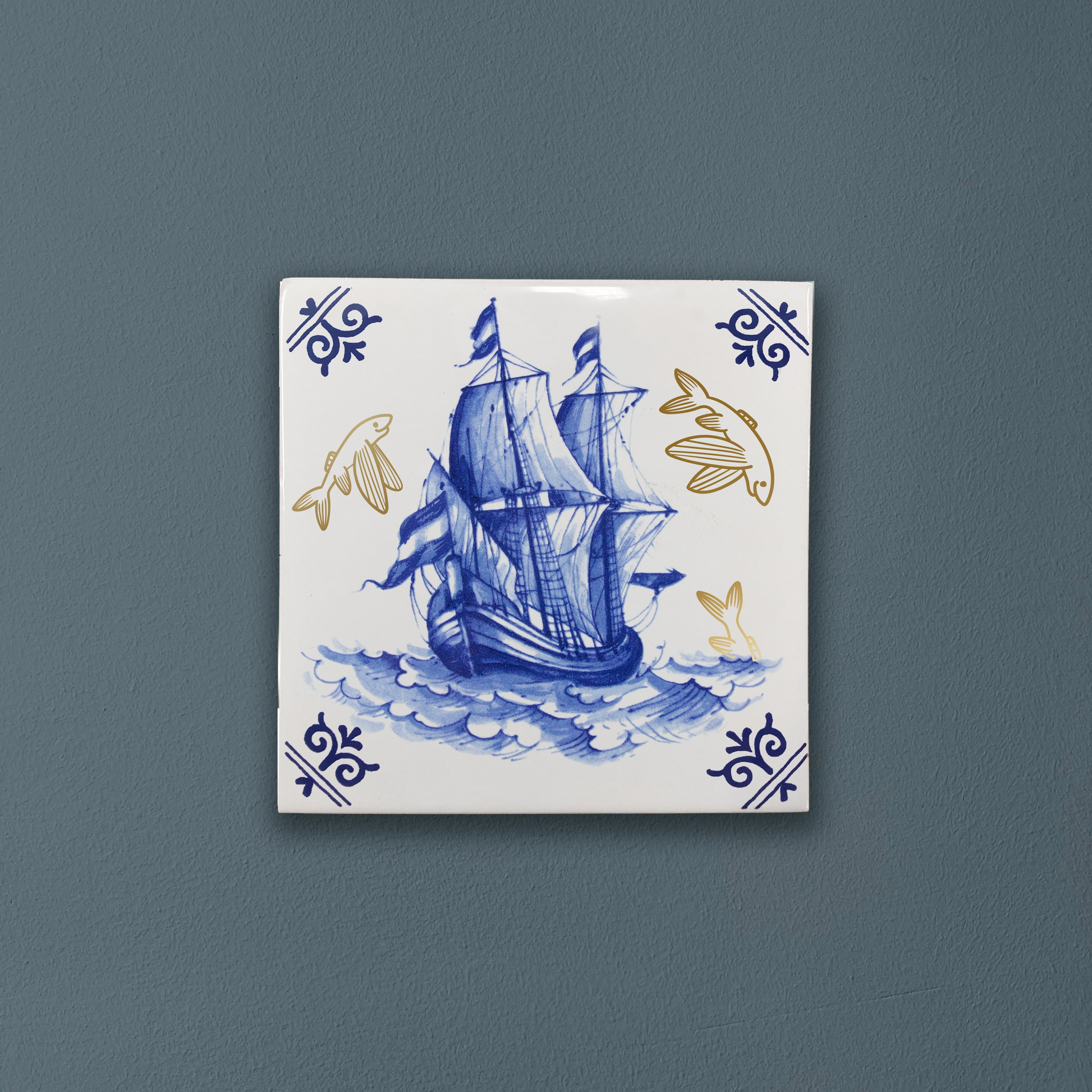 Royal Delft Goldie Tiles vliegende vissen achtergrond.