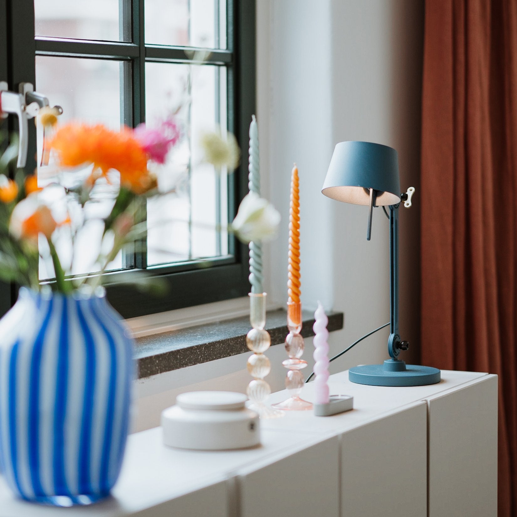 Sfeerbeeld van de Tonone Bolt Desk 1 arm foot small bureaulamp in de kleur thunder blue.