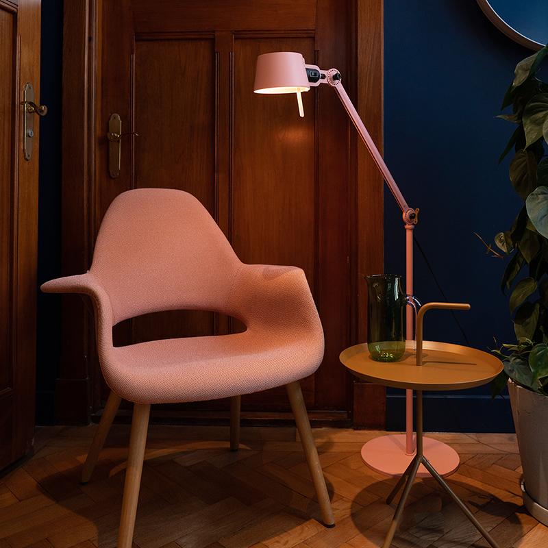 Sfeerbeeld van de Tonone Bolt Floor 1 arm vloerlamp in de kleur daybreak rose.